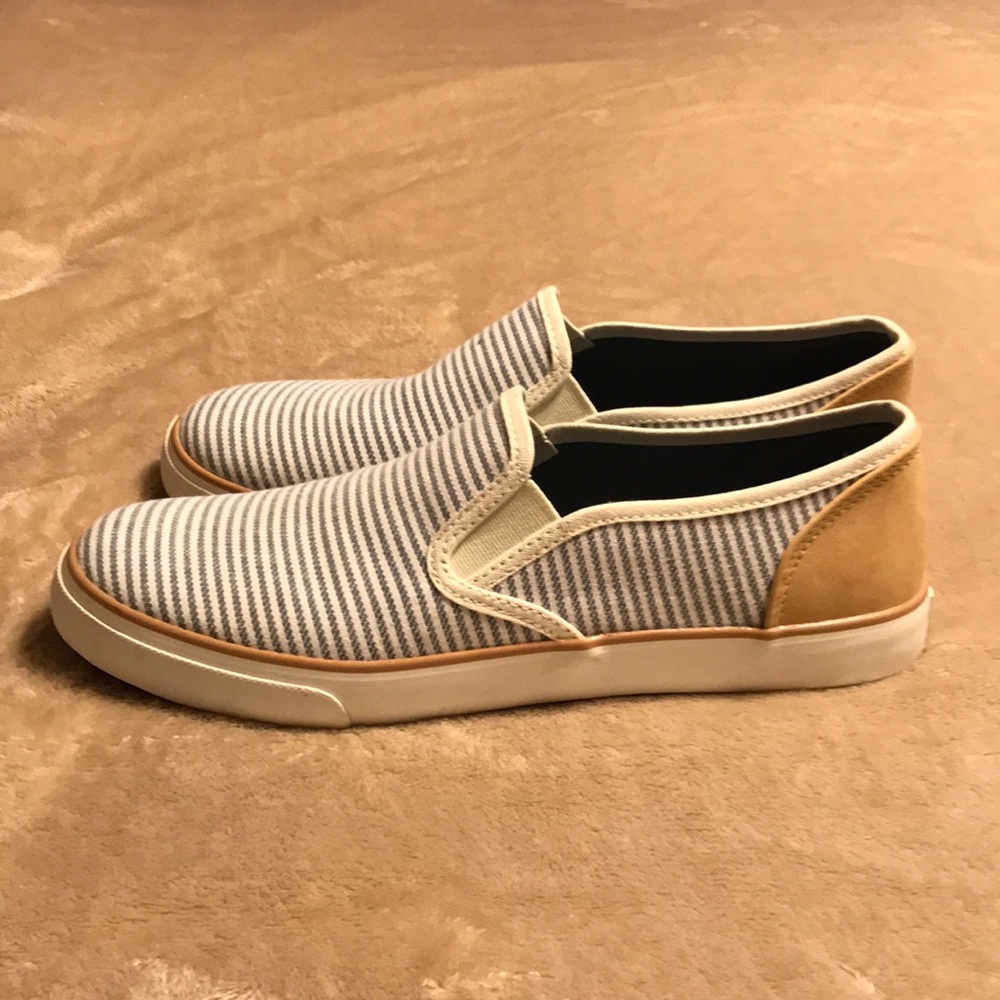 BNWT - American Eagle Women’s Slip on casual shoe